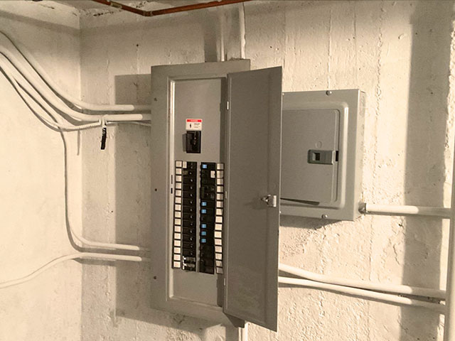Why Hire a Licensed Electrician in Chicagoland? Common Electrical Problems Homeowners Should Never Ignore